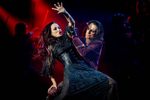 02.12.2025, Sheryl Goddard mit ihrem Ehemann Alice Cooper. 02.12.2025, Die Night of the Proms (NOTP) in der Festhalle Frankfurt. Es ist das 50. Gastspiel in der Gud Stubb der Mainmetropole. Diese und die Veranstaltung am 03.12.2025 sind mit 7.000 bzw. 8.500 Kartenverkäufen ausverkauft. Vor 40 Jahren fand in Antwerpen die erste NOTP statt. Frankfurt Hessen Deutschland