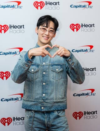iHeartRadio 106.1 KISS FM s Jingle Ball - Arrivals Kevin Woo attends iHeartRadio 106.1 KISS FM s Jingle Ball 2025 Presented by Capital One at Dickies Arena on December 02, 2025 in Fort Worth, Texas. Forth Worth Dickies Arena Texas USA Copyright: xDarahxHubbard imageSPACEx