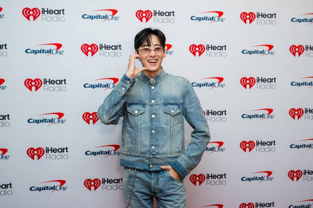 iHeartRadio 106.1 KISS FM s Jingle Ball - Arrivals Kevin Woo attends iHeartRadio 106.1 KISS FM s Jingle Ball 2025 Presented by Capital One at Dickies Arena on December 02, 2025 in Fort Worth, Texas. Forth Worth Dickies Arena Texas USA Copyright: xDarahxHubbard imageSPACEx