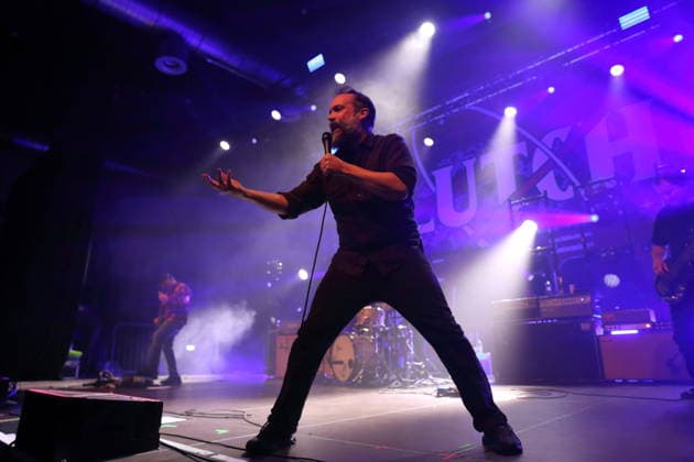 Tim Sult, Neil Fallon und Dan Maines, v.l., von der Band Clutch bei einem Konzert im Huxleys Neue Welt in Berlin, 3. Dezember 2025. Clutch Konzert Berlin