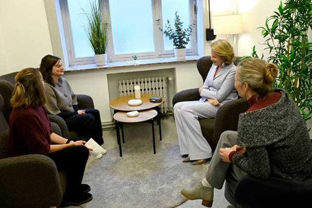 Queen Mathilde visits the Emergency Victim Assistance (EVA) BRUSSELS, BELGIUM - DECEMBER 04 : Queen Mathilde visits the Emergency Victim Assistance (EVA) unit of the Brussels Capital Ixelles police zone. EVA, created five years ago, is a specialised police service that supports victims of sexual and or domestic violence (Presentation of the EVA unit, visit to the video-recorded interview room and explanations by two members of the unit, tour of the victim interview room, presentation and testimony from a victim and meeting with the judicial assistance dog) on December 4, 2025 in Brussels, Belgium, 04 12 2025 Brussels Belgium  Copyright: xDidierxLebrunx
