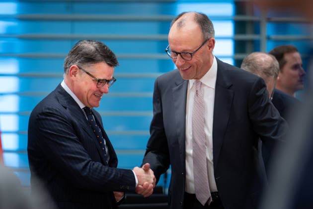 Auftaktbilder zur Ministerpraesidentenkonferenz im Bundeskanzleramt Bundeskanzler Friedrich Merz (CDU) begruesst gut gelaunt Boris Rhein (CDU) Ministerpraesident von Hessen beim Auftakt zur Ministerpraesidentenkonferenz im Bundeskanzleramt Berlin 04.12.2025 Berlin Berlin Deutschland