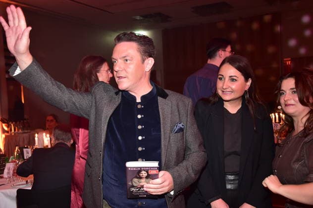 2. Kindeswohl-Berlin Charity Gala 2025 Stefan Mross mit Freundin Eva Luginger Ankunft, roter Teppich 2. Kindeswohl-Berlin Charity Gala 2025Ò im Hotel Pullman Berlin Schweizerhof in Berlin am 04.12.2025