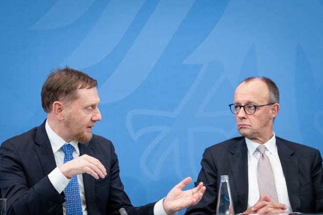 Pressekonferenz im Anschluss an Ministerpraesidentenkonferenz im Bundeskanzleramt Michael Kretschmer (CDU) Ministerpraesident von Sachsen spricht zu Bundeskanzler Friedrich Merz (CDU) bei der Pressekonferenz im Anschluss an die Beratungen im Rahmen der Ministerpraesidentenkonferenz im Bundeskanzleramt, Berlin 04.12.2025 Berlin Berlin Deutschland