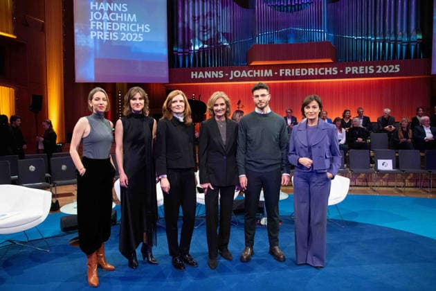 v.l. Preistraegerin Katharina WILLINGER, Preistraegerin Sophie von der TANN, WDR-Intendantin Dr. Katrin VERNAU, Preistraegerin Katja GLOGER stellvertretend fuer Reporter ohne Grenzen, Preistraeger Borhan AKID, Foerderpreis, Moderatorin Sandra MAISCHBERGER, Hanns-Joachim-Friedrichs-Preis 2025, Verleihung am 04.12.2025, in Koeln.