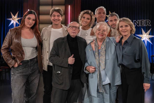 Kölner Treff am 05. Dezember 2025. Von links nach rechts: Das Trans-Model Alex Mariah Peter, der Comedian, Stimmenimitator und Parodist Matze Knop, der ehemalige Fußballfunktionär Reiner Calli Calmund, die Partyschlagersängerin Anna-Maria Zimmermann, die 87-jährige Unternehmerin Margot Schmitt, der Arzt und Autor Werner Bartens, Gastgeber Micky Beisenherz sowie Gastgeberin Susan Link. Beisenherz und Link befragten ihre Gäste auf ihre eigene Art mit spannenden Ergebnissen. Köln Nordrhein-Westfalen Deutschland