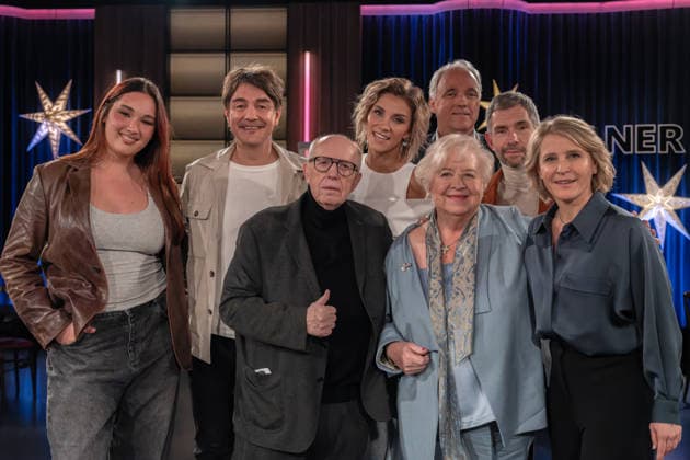 Kölner Treff am 05. Dezember 2025. Von links nach rechts: Das Trans-Model Alex Mariah Peter, der Comedian, Stimmenimitator und Parodist Matze Knop, der ehemalige Fußballfunktionär Reiner Calli Calmund, die Partyschlagersängerin Anna-Maria Zimmermann, die 87-jährige Unternehmerin Margot Schmitt, der Arzt und Autor Werner Bartens, Gastgeber Micky Beisenherz sowie Gastgeberin Susan Link. Beisenherz und Link befragten ihre Gäste auf ihre eigene Art mit spannenden Ergebnissen. Köln Nordrhein-Westfalen Deutschland