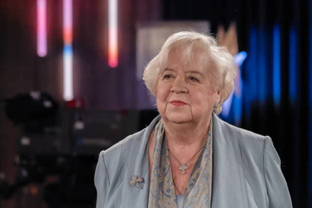 Kölner Treff am 05. Dezember 2025. Im Bild die 87-jährige Unternehmerin Margot Schmitt. Sie handelt mit Haarpflegeprodukten. Bereits mit zwanzig Jahren war sie die jüngste Friseurmeisterin Deutschlands. Susan Link und Micky Beisenherz befragten ihre Gäste auf ihre eigene Art mit spannenden Ergebnissen. Köln Nordrhein-Westfalen Deutschland