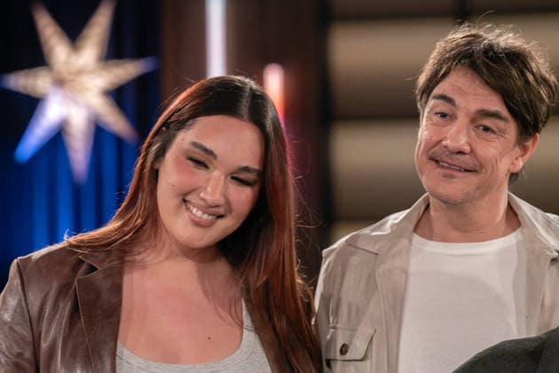 Kölner Treff am 05. Dezember 2025. Im Bild das Model Alex Mariah Peter mit dem Comedian, Stimmenimitator, Parodist, Schauspieler und Sänger Matze Knop. Peter gewann als erste Transfrau den Wettbewerb um Germany™s Next Topmodel. Susan Link und Micky Beisenherz befragten ihre Gäste auf ihre eigene Art mit spannenden Ergebnissen. Köln Nordrhein-Westfalen Deutschland