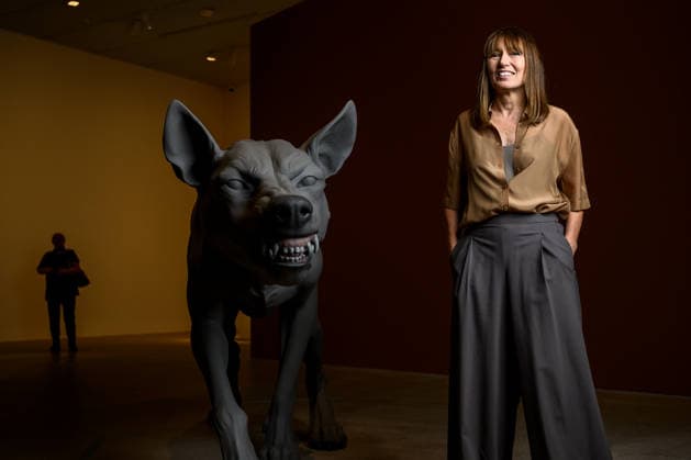RON MUECK ENCOUNTER, Art Gallery of New South Wales Director Maud Page poses for a photograph with artist Ron Mueck™s Havoc 2025 sculptures during the media preview of his exhibition Encounter, at the Art Gallery of New South Wales, Sydney, Friday, December 5, 2025. ( NO ARCHIVING SYDNEY NEW SOUTH WALES AUSTRALIA  Copyright: xBIANCAxDExMARCHIx 20251205130544270847