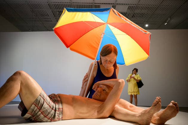 RON MUECK ENCOUNTER, Members of the public view artist Ron Mueck™s Couple Under an Umbrella 2013 2015 sculptures during the media preview of his exhibition Encounter, at the Art Gallery of New South Wales, Sydney, Friday, December 5, 2025. ( NO ARCHIVING SYDNEY NEW SOUTH WALES AUSTRALIA  Copyright: xBIANCAxDExMARCHIx 20251205115650073085