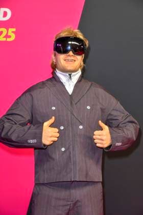 ABBbielefeld: Ski Aggu , August Jean Diederich Saenger zu Gast auf dem roten Teppich bei der Verleihung des WDR Musikpreis 1 Live Krone im Lokschuppen Bielefeld am 04.12.2025 NRW Deutschland