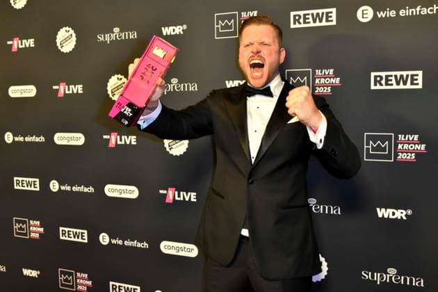 ABBbielefeld: Finch, Nils Wehowsky Preistraeger mit Krone Saenger zu Gast auf dem roten Teppich bei der Verleihung des WDR Musikpreis 1 Live Krone im Lokschuppen Bielefeld am 04.12.2025 NRW Deutschland