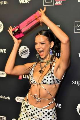 ABBbielefeld: Nina Chuba, Preistraegerin mit Krone Nina Katrin Kaiser Saengerin zu Gast auf dem roten Teppich bei der Verleihung des WDR Musikpreis 1 Live Krone im Lokschuppen Bielefeld am 04.12.2025 NRW Deutschland