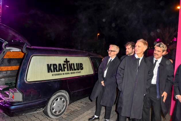 ABBbielefeld: Kraftklub , ( Felix Kummer, Karl Schumann, Till Kummer, Steffen Thiede, Max Marschk) kommen im Leichenwagen zum roten Teppich bei der Verleihung des WDR Musikpreis 1 Live Krone im Lokschuppen Bielefeld am 04.12.2025 NRW Deutschland
