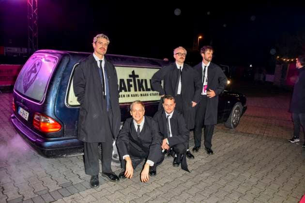 ABBbielefeld: Kraftklub , ( Felix Kummer, Karl Schumann, Till Kummer, Steffen Thiede, Max Marschk) kommen im Leichenwagen zum roten Teppich bei der Verleihung des WDR Musikpreis 1 Live Krone im Lokschuppen Bielefeld am 04.12.2025 NRW Deutschland