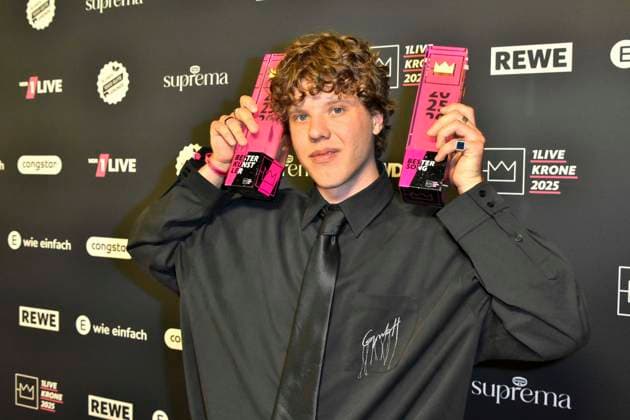 ABBbielefeld: Zartmann Preistraeger mit Krone Saenger zu Gast auf dem roten Teppich bei der Verleihung des WDR Musikpreis 1 Live Krone im Lokschuppen Bielefeld am 04.12.2025 NRW Deutschland