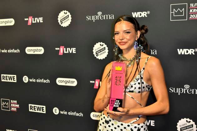 ABBbielefeld: Nina Chuba, Preistraegerin mit Krone Nina Katrin Kaiser Saengerin zu Gast auf dem roten Teppich bei der Verleihung des WDR Musikpreis 1 Live Krone im Lokschuppen Bielefeld am 04.12.2025 NRW Deutschland