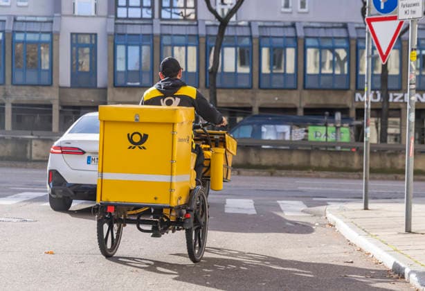 Briefträger der Deutsche Post unterwegs mit seinem Fahrrad. 17.11.2025. Stuttgart, Baden-Württemberg, Deutschland