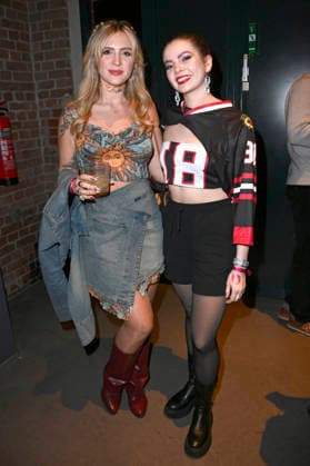 Johanna und Maria Clara Groppler bei der 26. Verleihung der 1Live Krone 2025 im Lokschuppen. Bielefeld, 04.12.2025