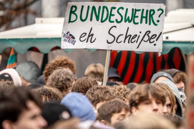 Bundeswehr? Eh Scheiße! Plalakat beim Schulstreik, Schüler und Schülerinnen protestieren gegen die neue Wehrpflicht, München, 5. Dezember 2025 Deutschland, München, 5. Dezember 2025, Bundeswehr? Eh Scheiße! Protestplakat gegen die Wehrpflicht, Plakat beim Schülerstreik, bundesweiter Schulstreik, Motto: Nein zur Wehrpflicht, Protest gegen die neue Wehrpflicht, das Gesetz der Regierungskoalition, Auftaktkundgebung am Giesinger Bahnhof mit anschließendem Demozug, ca. 2000 junge Teilnehmer, Veranstalter ist ein breites Bündnis von linken Gruppierungen wie den Jusos, Verdi, Die Linke, der DKP, SDAJ, Wehrpflicht!, Politik, Demo, Bayern,