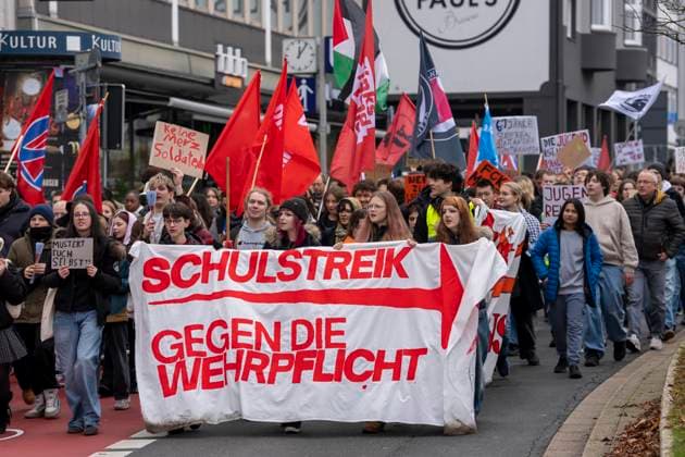 Schulstreik gegen Wehrdienst, ca. 600 Teilnehmer bei eine Demonstration gegen die Wiedereinführung des Wehrdienst, Schüler die der Schule fernblieben und Teilnehmende von linken Organisationen und Parteien zogen durch die Innenstadt von Essen, um gegen die geplante neue Wehrpflicht und gegen andere Verpflichtungen in soziale Dienst zu protestieren, NRW, Deutschland Schulstreik Wehrpflicht