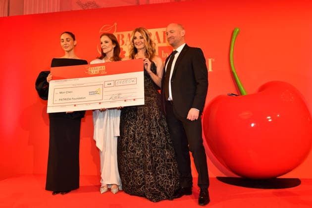 Ann-Kathrin Götze, Marcia Cross, Frauke Ludowig und Andreas Lehmann Scheckübergabe Mon Cheri Barbara Tag Charity Residenz München 04. Dezember 2025