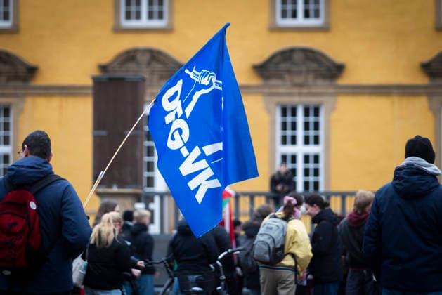 Flagge der DFG-VK (Deutsche Friedensgesellschaft Vereinigte KriegsdienstgegnerInnen e.V.) Deutschlandweiter Schulstreik gegen Wehrpflicht. Unter dem Motto Wir sagen NEIN zur Wehrpflicht! NEIN zu allen Zwangsdiensten! findet eine Demonstrationszug um den Osnabrücker Wall mit anschlißender Kundgebung im Schlossgarten statt. Von u.a. Linksjugend Osnabrück, den Libertären Kommunistinne Os, Unordnungsamt Osnabrück, FFF. 05.12.2025 Schulstreik gegen Wehrpflicht