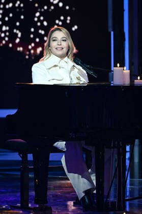 The Telethon show in Paris FA French singer Santa preforms during the Telethon show on France Television in Paris on December 5, 2025. Photo by Firas Abdullah ABACAPRESS.COM Paris Ile-de-France France  Copyright: xAbdullahxFiras ABACAx