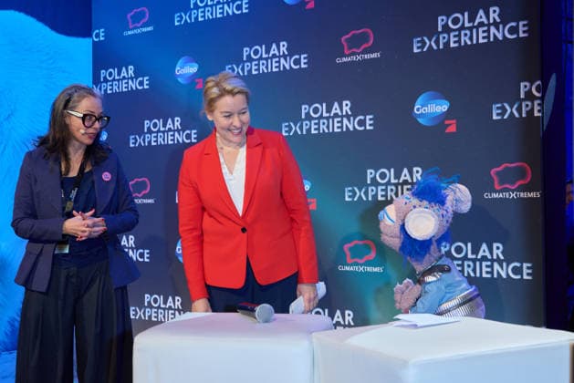 Nicole Strock.Stanley, Franziska Giffey und Cosmo von Galileo Kids -Eroeffnung der Ausstellung POLAR EXPERIENCE- Die Immersive Ausstellung ueber die Arktis und Antarktis in der Arena Berlin am 05.12.2025. Eroeffnung Polar Experience