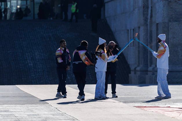 December 6, 2025, Rome, Italia, Italy: 06 12 2025 Rome, The Olympic Torch leaves Rome for the Milan Cortina 2026 Winter Olympics in the photo Gregorio Paltrinieri first torchbearer of the Milan Cortina 2026 Winter Olympics and Elisa di Francisca Rome Italy  - ZUMAa289 20251206_zia_a289_023 Copyright: xFrancescoxFotiax