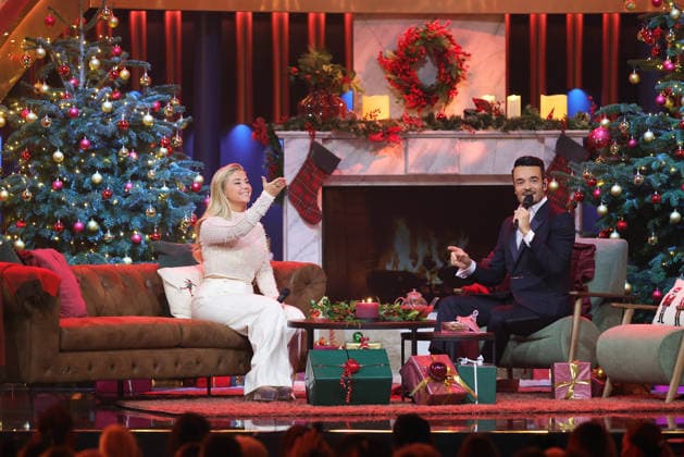 Die große Weihnachtsshow 2025 Moderator Giovanni Zarrella und Beatrice Egli in weihnachtlicher Stimmung vor dem Kaminfeuer auf der Couch sitzend. Die große Weihnachtsshow präsentiert von Giovanni Zarrella. ZDF-Live Sendung vom 04.12.2025 in der Baden-Arena Offenburg. Offenburg, Baden-Württemberg, Deutschland.