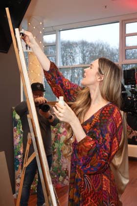 Die britische Soul-Pop Sängerin und Schauspielerin Joss Stone (bürgerlich Joscelyn Eve Stoker) nutzte einen Auftritt bei der Night of the Proms in der Barclays Arena in Hamburg, um auf Kinderdemenz aufmerksam zu machen. Sie ist Botschafterin der NCL-Stiftung. Vor der Show malte sie gemeinsam mit der Künstlerin Juliane Golbs ein Bild, das zugunsten der Stiftung versteigert werden soll. Hamburg 6.12.2025