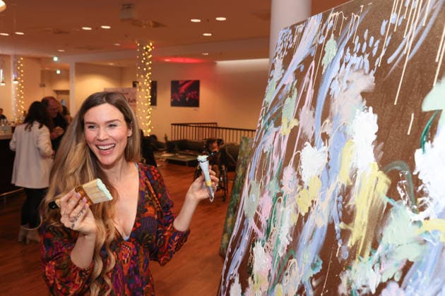 Die britische Soul-Pop Sängerin und Schauspielerin Joss Stone (bürgerlich Joscelyn Eve Stoker) nutzte einen Auftritt bei der Night of the Proms in der Barclays Arena in Hamburg, um auf Kinderdemenz aufmerksam zu machen. Sie ist Botschafterin der NCL-Stiftung. Vor der Show malte sie gemeinsam mit der Künstlerin Juliane Golbs ein Bild, das zugunsten der Stiftung versteigert werden soll. Hamburg 6.12.2025
