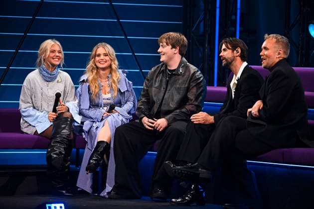 STOCKHOLM, SWEDEN 20251206 Finalists Nicolina Mercedes Brandström, Tuva Rawall and Love Hedlund Stenmarck with hosts Pär Lernström and Edvin Törnblom during the final of Idol 2025 STOCKHOLM SWEDEN x10060x  Copyright: xHenrikxMontgomery TTx IDOL 2025 zQnwQaaQyI8