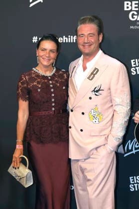Sasha mit Ehefrau Julia Röntgen bei der 20. McDonald s Benefiz Gala zugunsten der McDonald s Kinderhilfe Stiftung in den Eisbach Studios. München, 06.12.2025