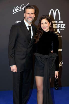 Tom Beck mit Ehefrau Chryssanthi Kavazi bei der 20. McDonald s Benefiz Gala zugunsten der McDonald s Kinderhilfe Stiftung in den Eisbach Studios. München, 06.12.2025