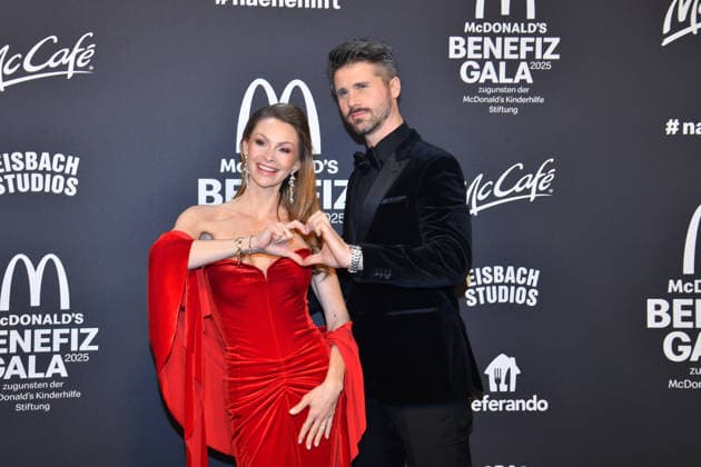 Thore Schölermann mit Ehefrau Jana McDonalds Benefiz Gala McDonalds Kinderhilfe Stiftung Eisbach Studios München 06. Dezember 2025