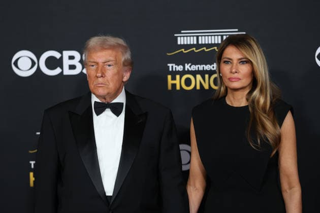 US President Donald Trump (L) and First Lady Melania Trump pose on the red carpet at the Kennedy Honors at the Kennedy Center in Washington, United States, 07 December 2025. Gala in honor of the 2025 Kennedy Center honorees !ACHTUNG: NUR REDAKTIONELLE NUTZUNG!  Copyright: xOctavioxGuzmánx AME6709 20251208-55018768462_1