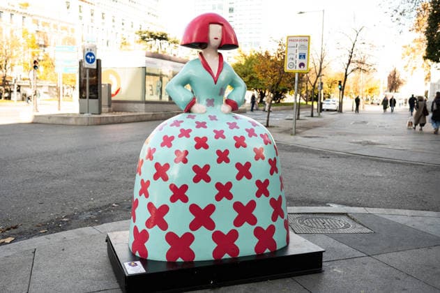 Meninas Madrid Gallery exhibition in Madrid, Spain - 07 Dec 2025 A sculpture in the shape of the figures of the painter Velázquez Las Menina is seen during the Meninas Madrid Gallery exhibition. Madrid Spain Copyright: xAtilanoxGarciax xSOPAxImagesx photo02635