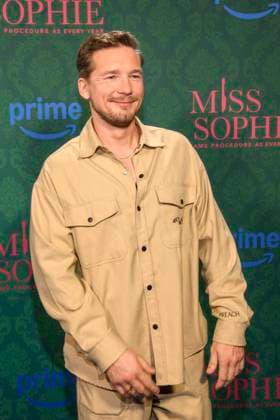 ABBberlin: Jacob Matschenz Schauspielerin auf dem blauen Teppich bei der der Kino Premiere der Amazon prime Serie von MISS SOPHIE SAME PROCEDURE AS EVERY YEAR in Claerchens Ballhaus am 08.12.2025 Berlin Berlin Deutschland