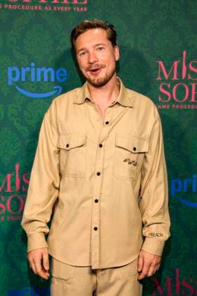 ABBberlin: Jacob Matschenz Schauspielerin auf dem blauen Teppich bei der der Kino Premiere der Amazon prime Serie von MISS SOPHIE SAME PROCEDURE AS EVERY YEAR in Claerchens Ballhaus am 08.12.2025 Berlin Berlin Deutschland