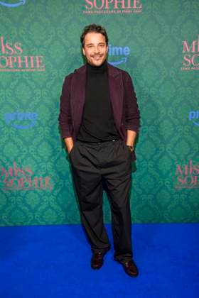 ABBberlin: Kostja Ullmann Schauspieler auf dem blauen Teppich bei der der Kino Premiere der Amazon prime Serie von MISS SOPHIE SAME PROCEDURE AS EVERY YEAR in Claerchens Ballhaus am 08.12.2025 Berlin Berlin Deutschland
