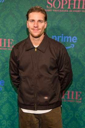 ABBberlin: Felix Stein Schauspieler auf dem blauen Teppich bei der der Kino Premiere der Amazon prime Serie von MISS SOPHIE SAME PROCEDURE AS EVERY YEAR in Claerchens Ballhaus am 08.12.2025 Berlin Berlin Deutschland