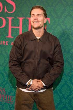 ABBberlin: Felix Stein Schauspieler auf dem blauen Teppich bei der der Kino Premiere der Amazon prime Serie von MISS SOPHIE SAME PROCEDURE AS EVERY YEAR in Claerchens Ballhaus am 08.12.2025 Berlin Berlin Deutschland
