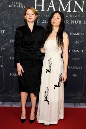 ABBberlin: Jessie Buckley irische Schauspielerin mit Chloe Zhao chinesische Filmregisseurin, zu Gast auf dem roten Teppich bei der Deutschland Premiere des Kino Films Hamnet im Delphi Filmpalast am 08.12.2025 in Berlin Berlin Deutschland