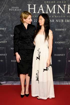 ABBberlin: Jessie Buckley irische Schauspielerin mit Chloe Zhao chinesische Filmregisseurin, zu Gast auf dem roten Teppich bei der Deutschland Premiere des Kino Films Hamnet im Delphi Filmpalast am 08.12.2025 in Berlin Berlin Deutschland
