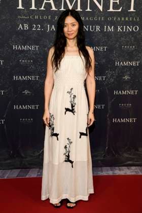 ABBberlin: Chloe Zhao chinesische Filmregisseurin zu Gast auf dem roten Teppich bei der Deutschland Premiere des Kino Films Hamnet im Delphi Filmpalast am 08.12.2025 in Berlin Berlin Deutschland