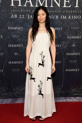 ABBberlin: Chloe Zhao chinesische Filmregisseurin zu Gast auf dem roten Teppich bei der Deutschland Premiere des Kino Films Hamnet im Delphi Filmpalast am 08.12.2025 in Berlin Berlin Deutschland