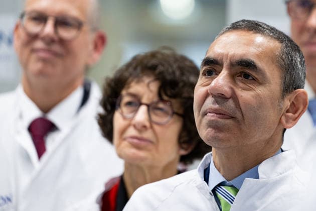 Mainz Antrittsbesuch Bundeskanzler Merz in Rheinland-Pfalz Ugur Sahin Geschäftsführer von Biontech (r) und Özlem Türeci medizinischer Vorstand von Biontech, beim Besuch von Bundeskanzler Merz während dessen Antrittsbesuchs in Rheinland-Pfalz im Forschungsinstitut TRON in Mainz, 09.12.2025. Copyright: xEibner-Pressefoto FlorianxWiegandx EP_FWD